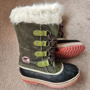 Sorel Youth Joan Of Arctic, Olive Green Size 4, Fur Tops Waterproof